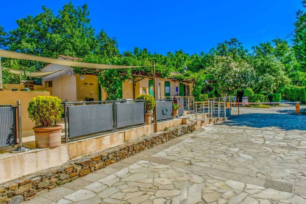 Bar au bord de la piscine à La Rouillère