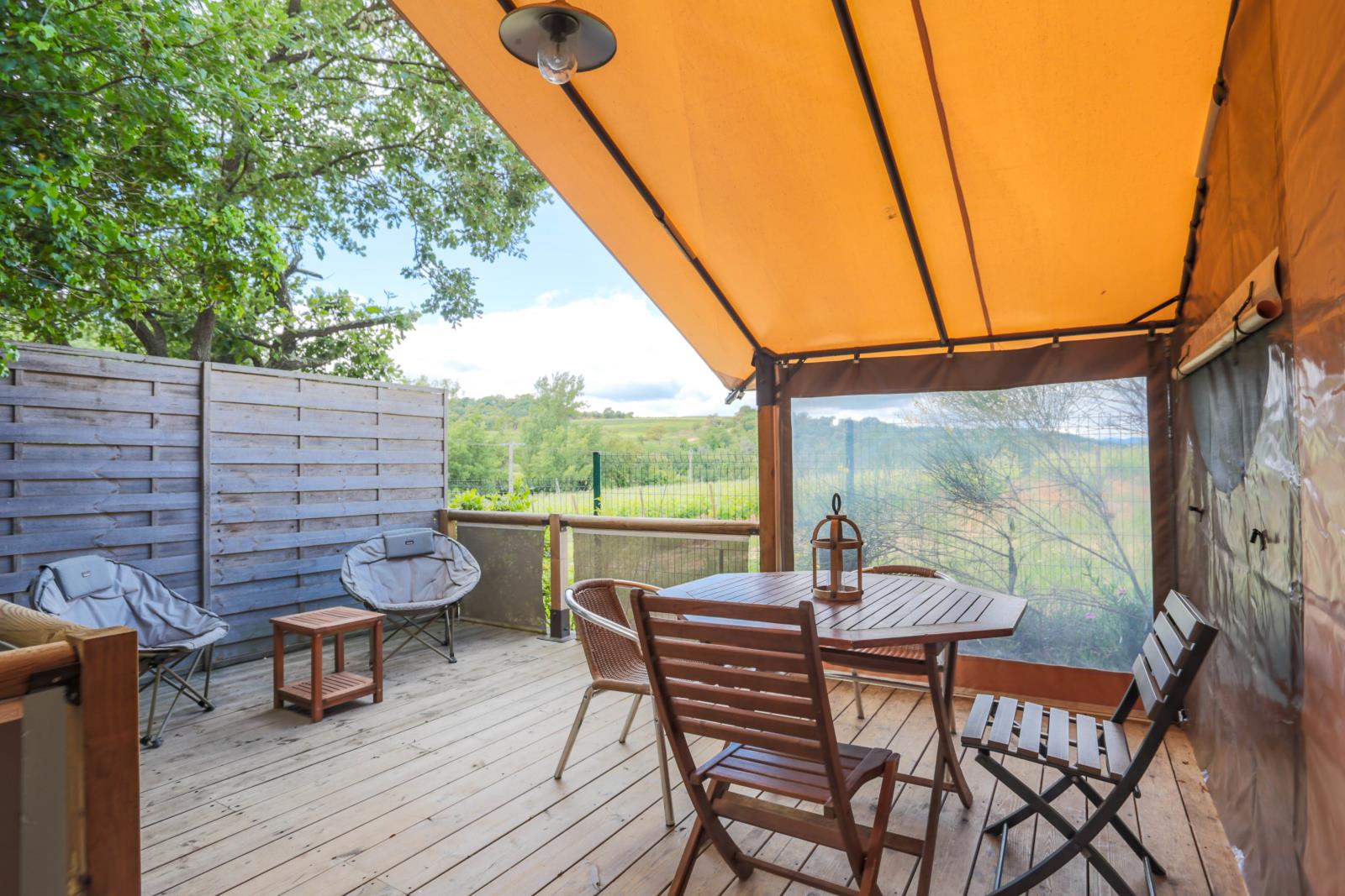 Free toilé Confort+ 37 m² (2 Zimmer) – überdachte Terrasse 13 m² Blick auf die Weinberge