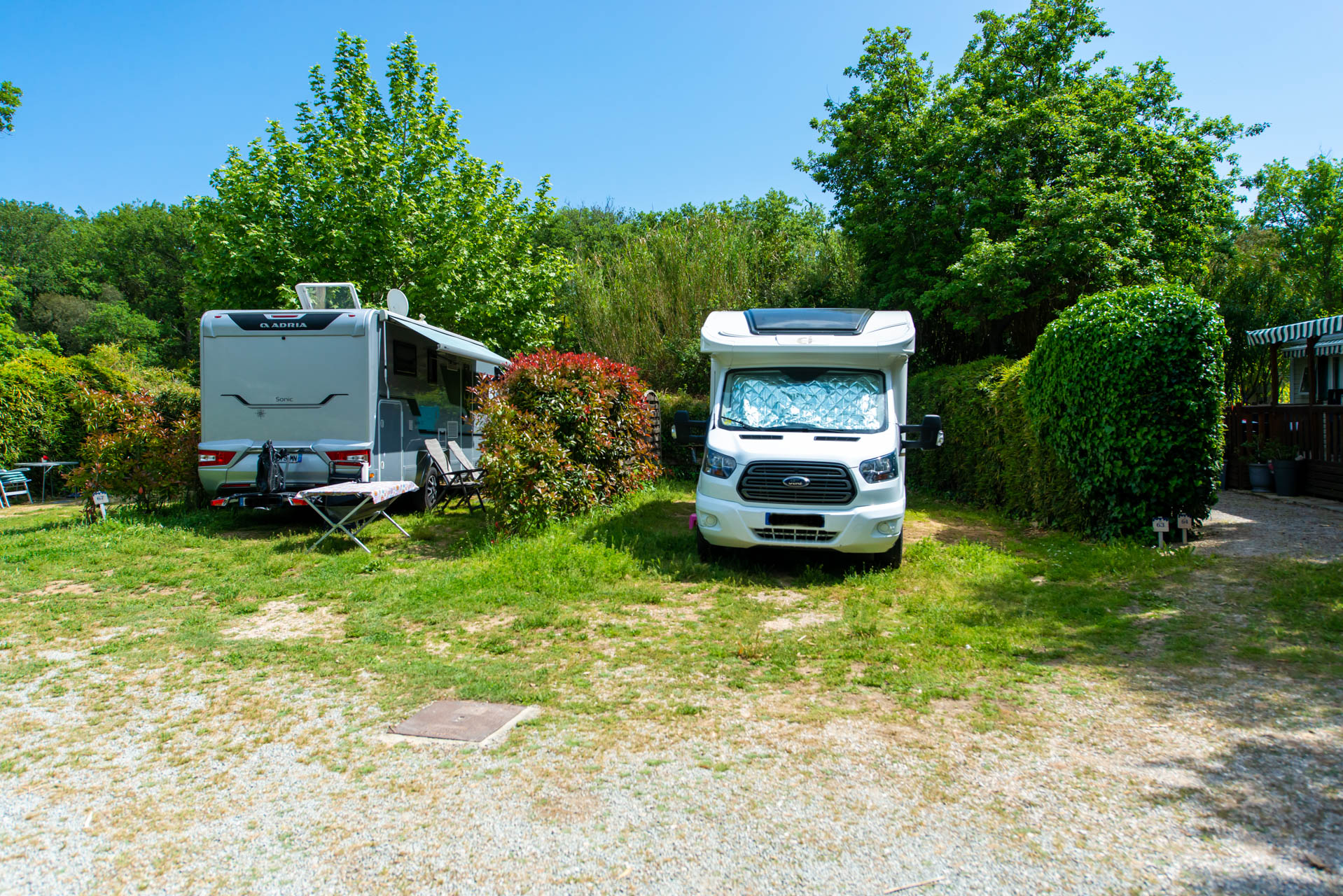 Forfait Confort (1 caravane ou camping-car / 1 voiture / électricité 10A) – 80m²